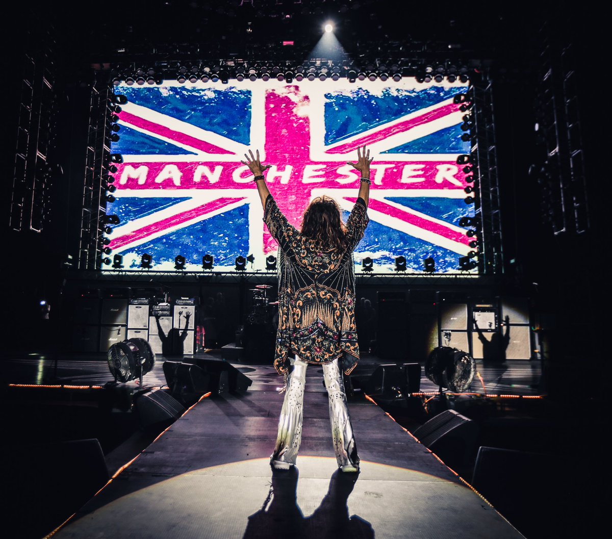 Aerosmith's tweet photo. Sending love and prayers to everyone in Manchester 🇬🇧 #PrayForManchester https://t.co/lNRnwLVs91