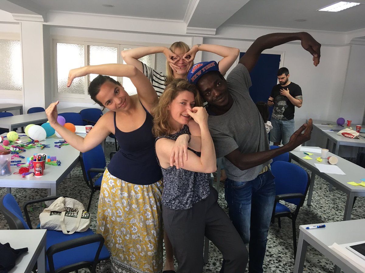FrauvanRavi's tweet photo. Be diverse and don't forget to smile #welcomers_EU #HumanRights #diversityisfun #shareyoursmile #welcomerefugees https://t.co/SSQZvRVyd7