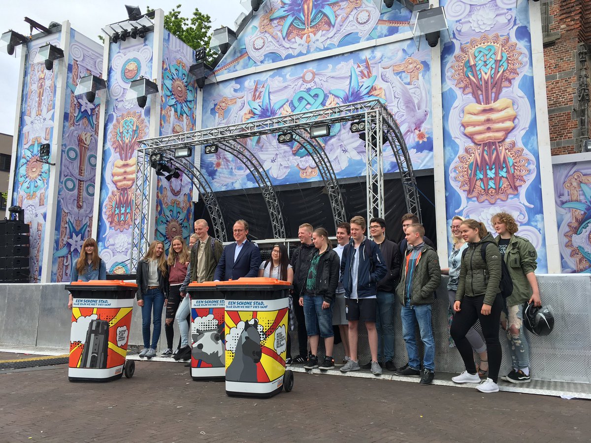 Leerlingen van Media &amp; Vormgeving @rocfriesepoort hebben vuilcontainers verfraaid voor evenement. Morgen staan ze bij <a href="/Hemelsfestival/">Hemelsfestival</a> .