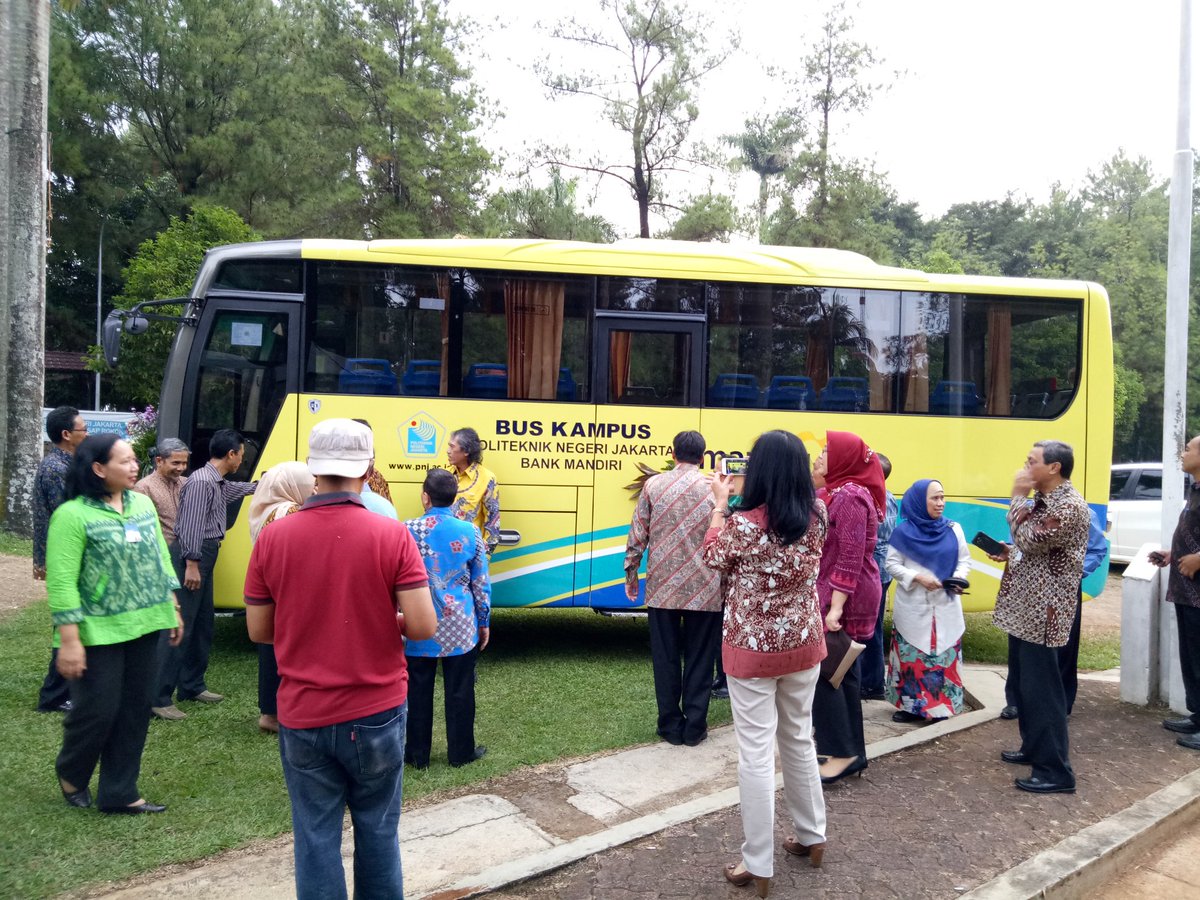 Sore hari ini telah dilaksanakan penandatanganan MoU antara PNJ dengan PT Bank Mandiri, salah satunya penyerahan hibah satu unit bis