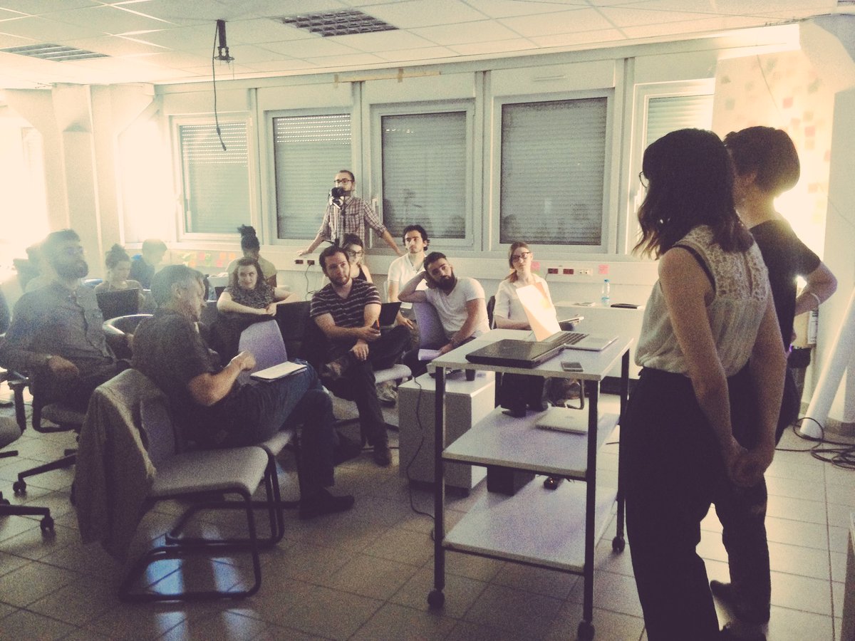 Soutenance de projets de #design #fiction à @DSAAdesignV avec <a href="/politiqufiction/">Politique Fiction</a> <a href="/maxmollon/">Max Mollon (Ph.D.)</a> <a href="/maxsim_simon/">Maxime Simon</a> @EstelleHary