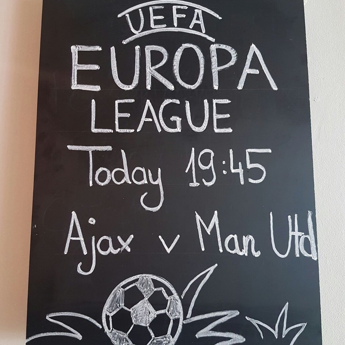 FoxAndGooseW5's tweet photo. #europaleaguefinal live here. Get down early to ensure you get a seat. #manutd #RedDevils #doitforengland https://t.co/7WlyZBhYWB