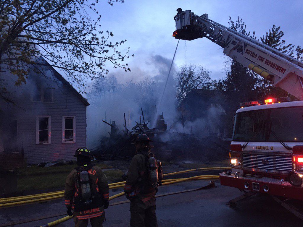 CmooreMoore1's tweet photo. Buffalo Fire on the scene of a house fire on Northampton Street  on the city east side.@WGRZ https://t.co/Go7gb4MBnQ