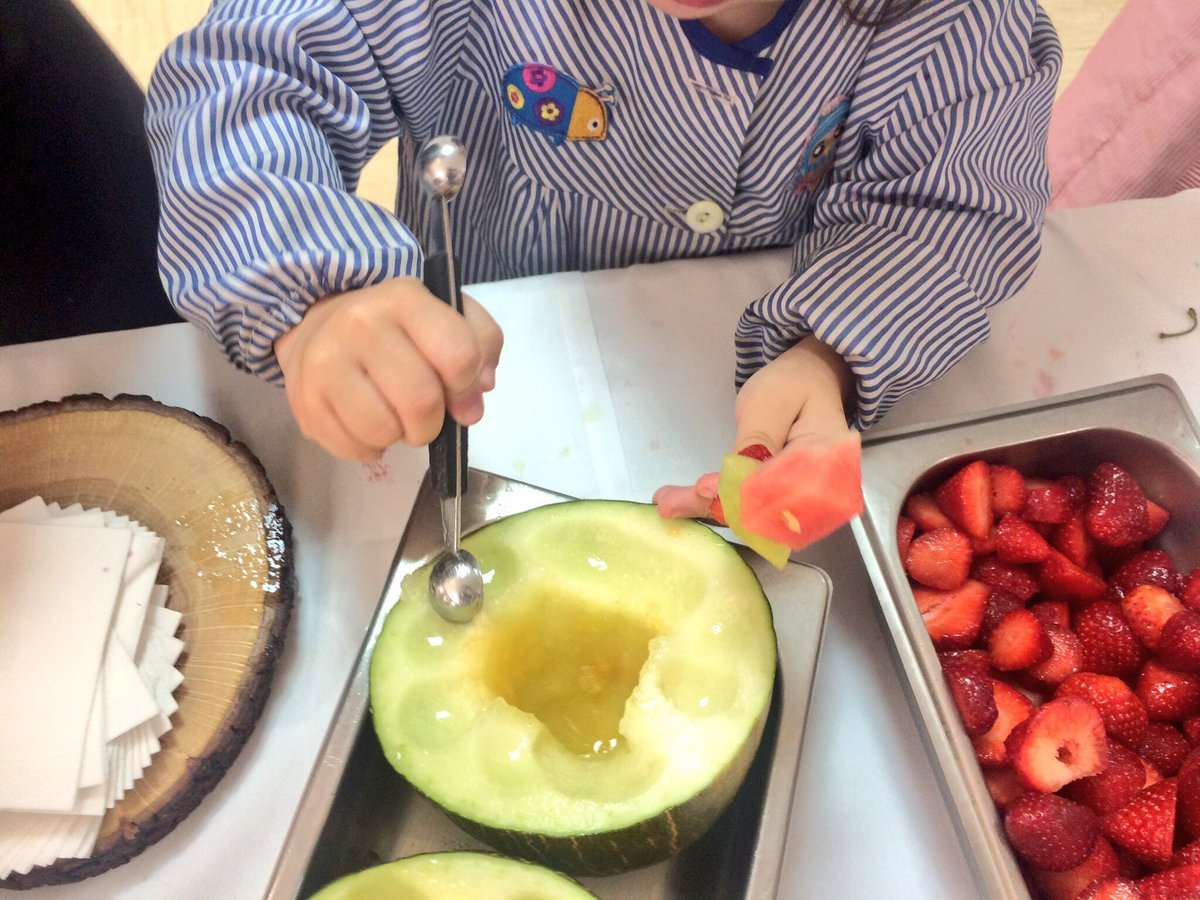 CarlosOrozaCIFP's tweet photo. Hoxe o @CarlosOrozaCIFP fai un taller de cociña/servizos co colexio de Verducido...moitas ganas de aprender. Benvidos!!
#futurosprofesionais https://t.co/2VqmY4yrT8