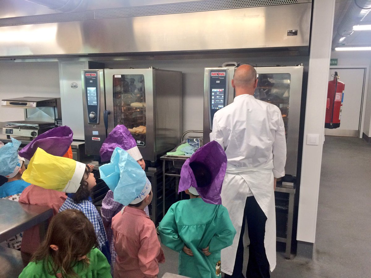 CarlosOrozaCIFP's tweet photo. Hoxe o @CarlosOrozaCIFP fai un taller de cociña/servizos co colexio de Verducido...moitas ganas de aprender. Benvidos!!
#futurosprofesionais https://t.co/2VqmY4yrT8
