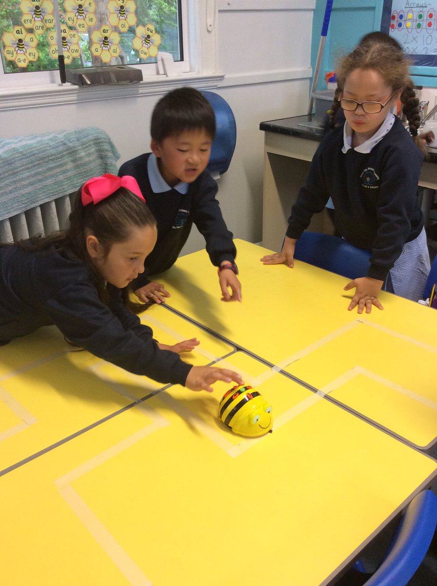 AHPA_Year1's tweet photo. What a fun lesson in maths today! #bee bots #maths #turns #computing 🐝🐝🐝🐝 https://t.co/dzusVLbwjj