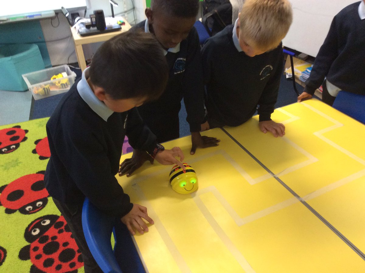 AHPA_Year1's tweet photo. What a fun lesson in maths today! #bee bots #maths #turns #computing 🐝🐝🐝🐝 https://t.co/dzusVLbwjj