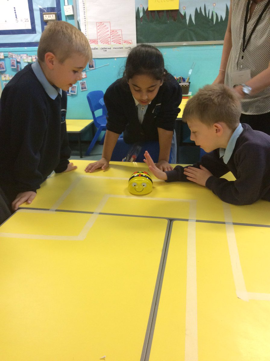 AHPA_Year1's tweet photo. What a fun lesson in maths today! #bee bots #maths #turns #computing 🐝🐝🐝🐝 https://t.co/dzusVLbwjj