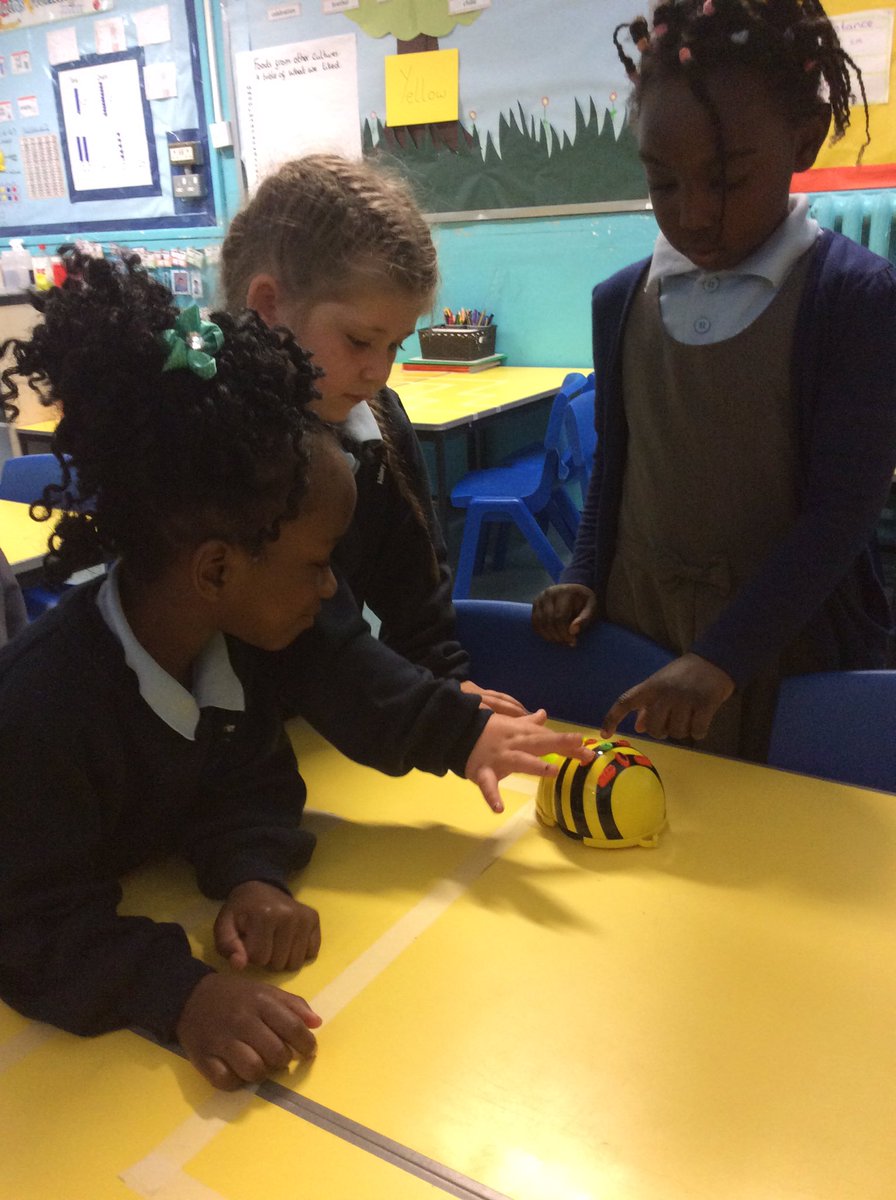 AHPA_Year1's tweet photo. What a fun lesson in maths today! #bee bots #maths #turns #computing 🐝🐝🐝🐝 https://t.co/dzusVLbwjj