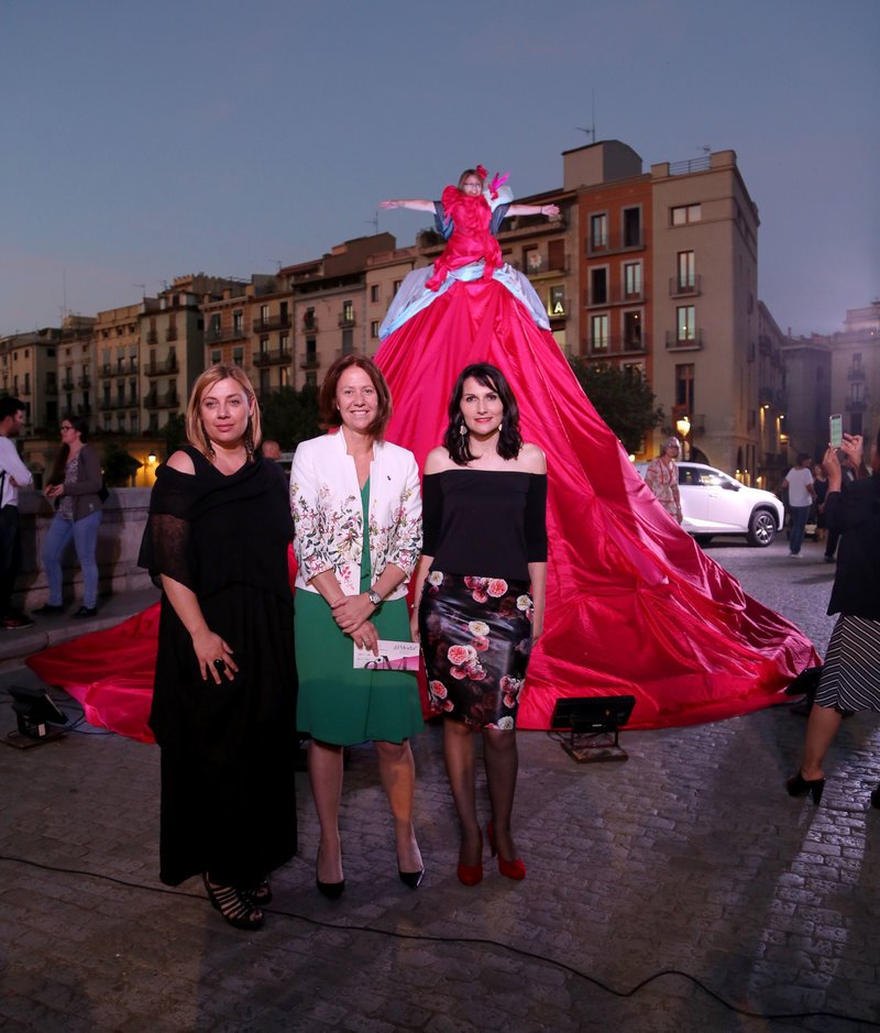 OrganicCottonCo's tweet photo. Un voluminoso vestido rojo invadió #Girona.La razón? #Gimoda y su jornada dedicada a la #modasostenible https://t.co/N3ohzWFgnX #slowfashion https://t.co/fgMOkLe21v