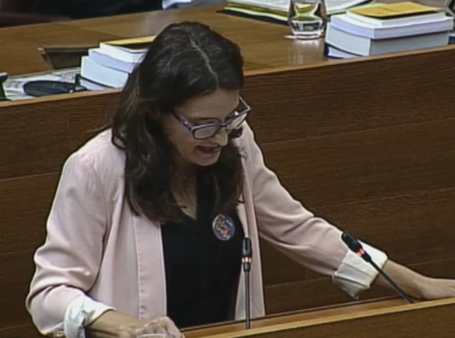 compromis's tweet photo. .@monicaoltra "Anem a models més familiars amb centres menuts on els xiquets i xiquetes es puguen sentir en casa" #PleCorts https://t.co/v4pHySotzy