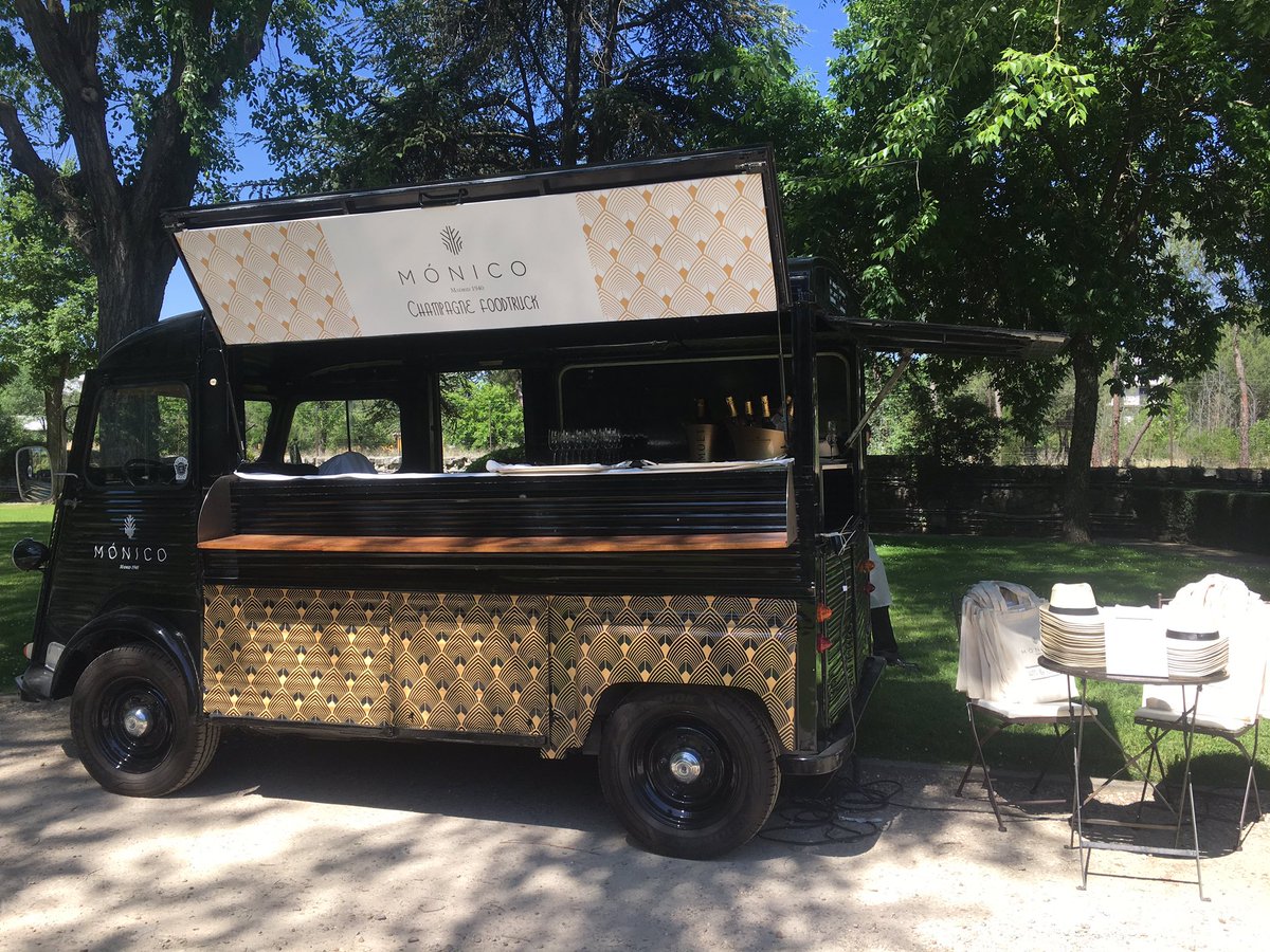 Mateoandco_es's tweet photo. Hoy trabajamos desde este maravilloso jardín ingles a 10km de Madrid. #lacasadeMonico reinaugurada. Impresionante!! https://t.co/kD7ff3AwxR