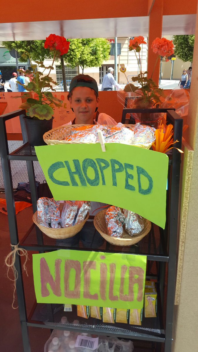 CulEmprendedora's tweet photo. Si vais teniendo hambre... ¡pasaros por el stand de #bocadillosemprendedores ¡Nocilla y chopped! #ExperienciaJunior #TerritorioCreativoExt https://t.co/D9ouHcpCOn