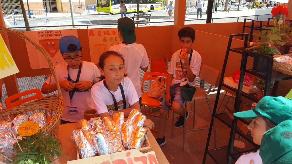 CulEmprendedora's tweet photo. Si vais teniendo hambre... ¡pasaros por el stand de #bocadillosemprendedores ¡Nocilla y chopped! #ExperienciaJunior #TerritorioCreativoExt https://t.co/D9ouHcpCOn