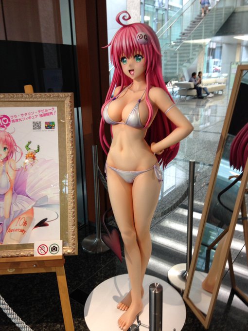 集英社に飾ってあったToLOVEるの等身大人形の破壊力がすごい 