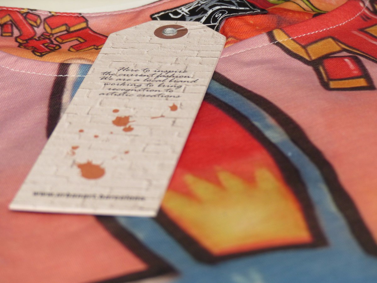 Descobreix les samarretes de les nostres obres d #ArtUrbà estampades en qualitat suprema. #TShirt #StreetWear urbanart.barcelona/categoria-prod…