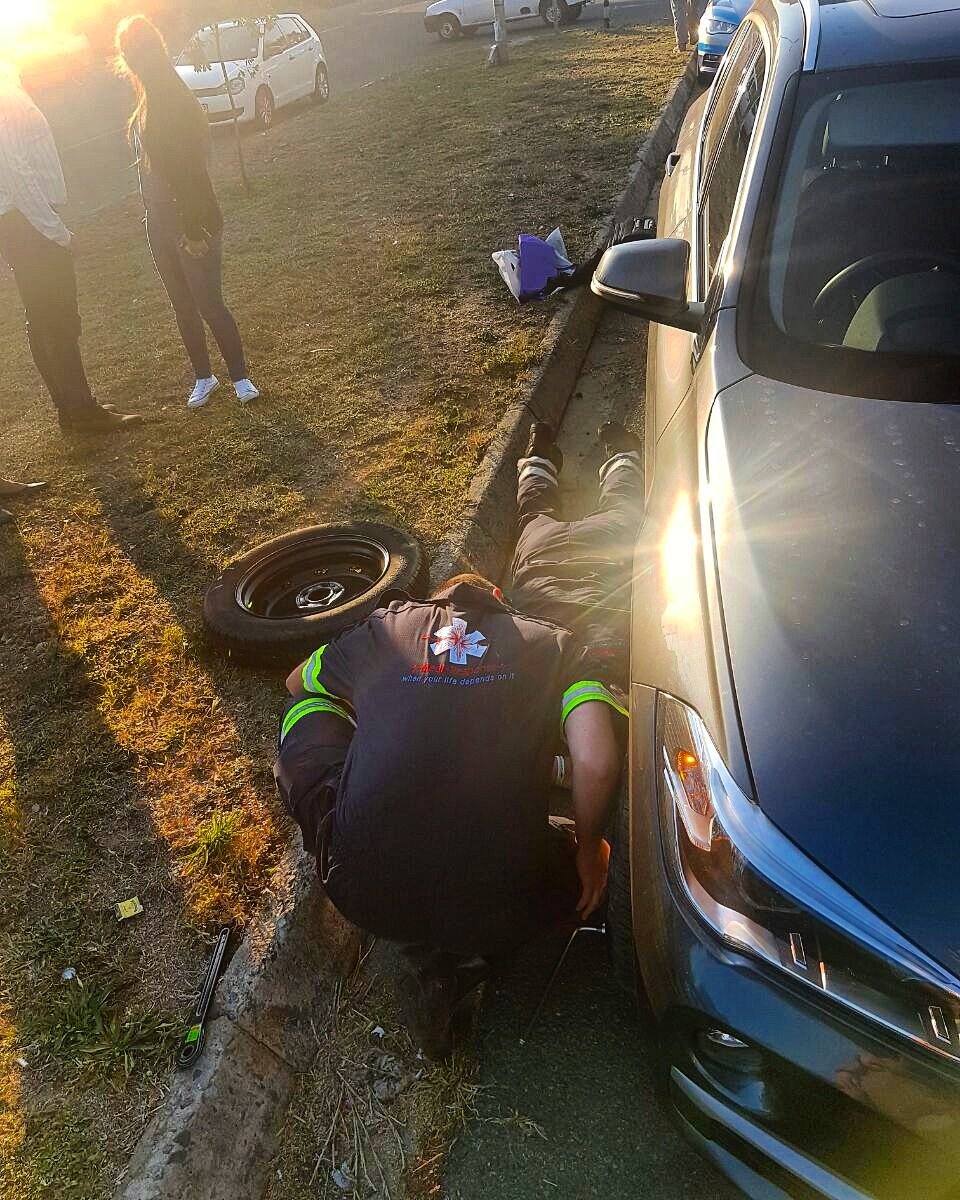 Medi_Response's tweet photo. Well done to our #MediResponse crews who went beyond the call of duty when they assisted a stranded motorist in changing her tyre. https://t.co/zMt8r39fQI