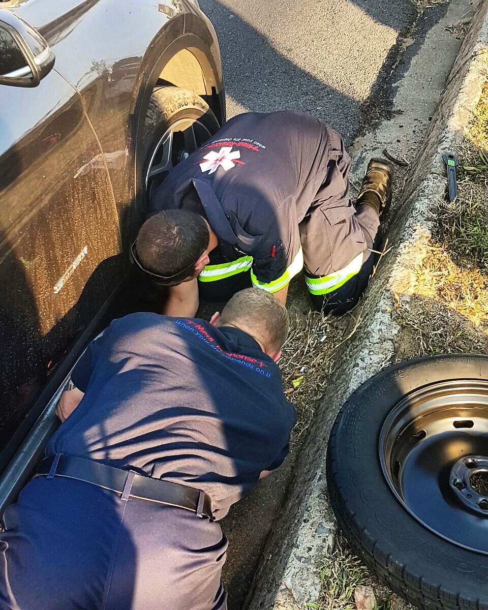 Medi_Response's tweet photo. Well done to our #MediResponse crews who went beyond the call of duty when they assisted a stranded motorist in changing her tyre. https://t.co/zMt8r39fQI
