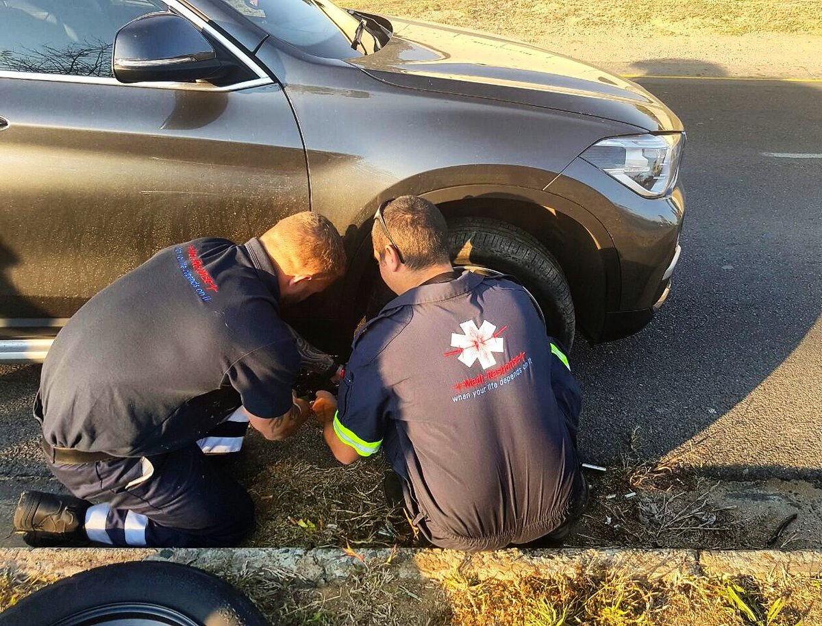 Medi_Response's tweet photo. Well done to our #MediResponse crews who went beyond the call of duty when they assisted a stranded motorist in changing her tyre. https://t.co/zMt8r39fQI