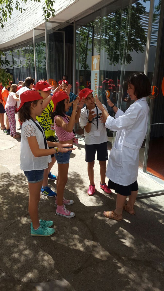 CulEmprendedora's tweet photo. ¡Y pasamos a la última rotación! Equipo #rojo en #experimenta, ¡¡vamosss!! #ExperienciaJunior #ExtremaduraEER17 #TerritorioCreativoExt https://t.co/Cf2BHIGXqR