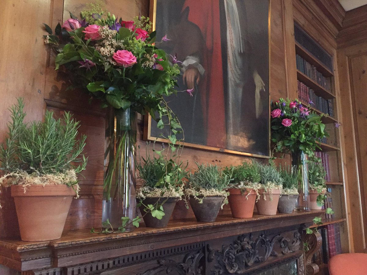 30Pavilionroad's tweet photo. With #ChelseaFlowerShow2017 well under way, we had our annual VIP dinner this week with stunning flowers from @LavenderGreen0 🌷🌹#eventvenue https://t.co/0URY9yWAMd