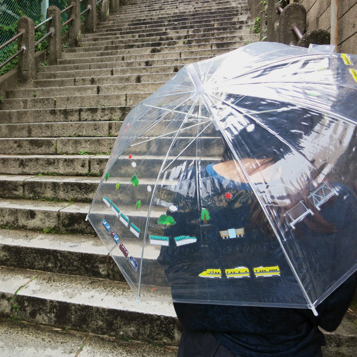 ケンエレファント鉄道管理局 憂鬱な雨の日のお出かけもお気に入りの雨具で楽しくなる 自分で貼って雨具をカスタムできるトレイン カサデコシール好評発売中 人気の新幹線からこだわりの貨物車両までラインナップ 梅雨シーズンに向けて今からデコって
