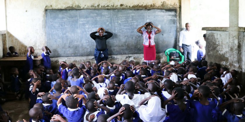 RightToPlayIntl's tweet photo. How do you keep kids engaged in an overcrowded classroom? Here's how Esther inspires 286 kids to learn everyday 👉🏼 https://t.co/1YRTDk2qvE https://t.co/iEcyUph9mr