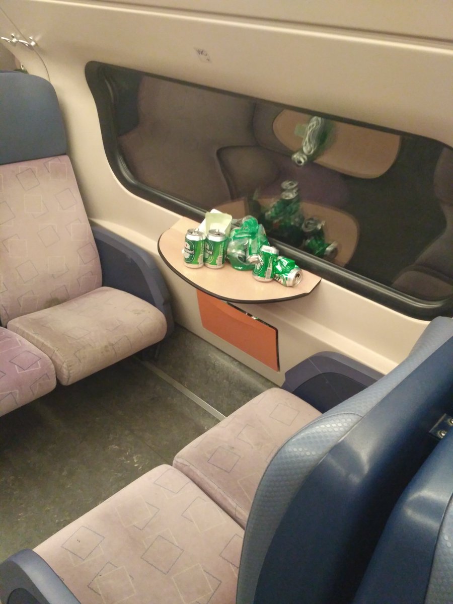 Zhaan22's tweet image. Heerlijk met de trein naar huis... Is er soms voetbal vanavond?? #Ajax #ELfinale  goed schoongehouden #NS