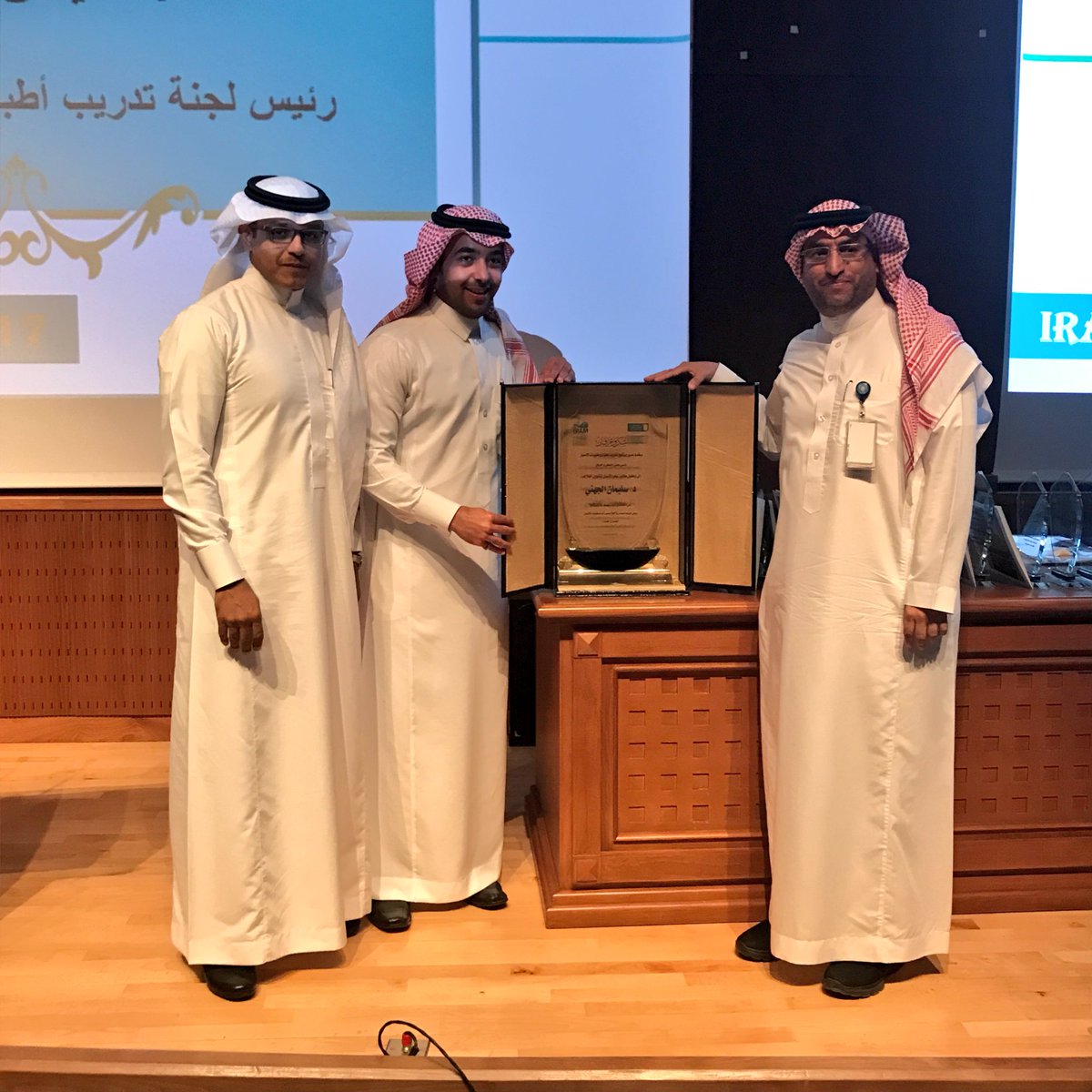 ksudental's tweet photo. تكريم عميد #كلية_طب_الأسنان أ. د. أحمد القحطاني ووكيل الكلية للشؤون العلاجية د. سليمان الجهني. #IRAM2017 https://t.co/185MqUgBFu