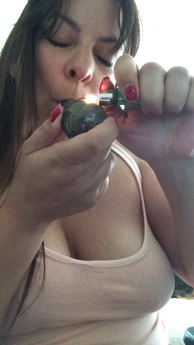 Wake &amp; Bake with this MILF https://t.co/7g2LGLSmx5 by @Ryder_Wilde - https://t.co/ANdNrMAG1t @manyvids<a href="/tag/mvsales"class="tags"><span>#mvsales</span></a>