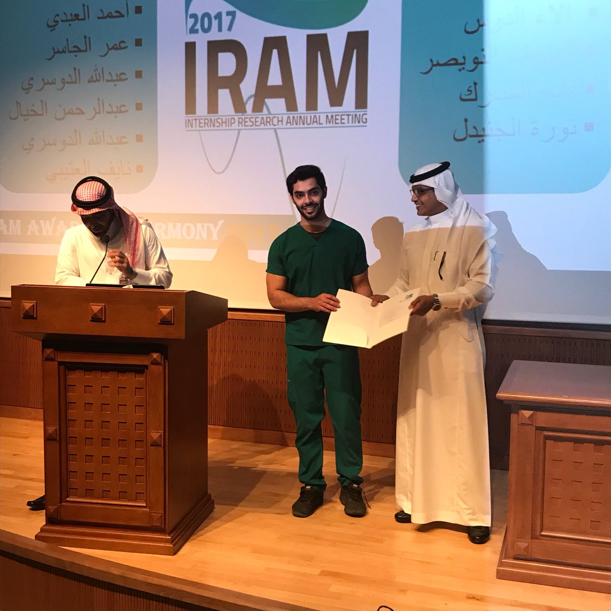 ksudental's tweet photo. تكريم اللجان المنظمة بملتقى #IRAM2017 لأبحاث أطباء وطبيبات الامتياز في #كلية_طب_الأسنان خلال الحفل. https://t.co/cV6lL4zFQh