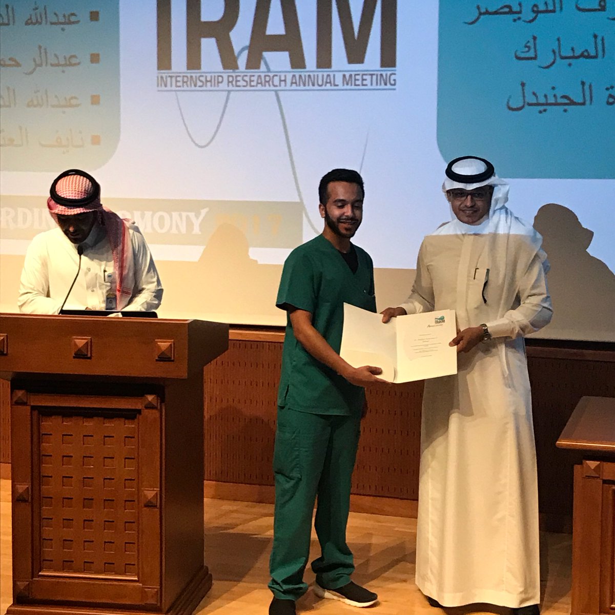 ksudental's tweet photo. تكريم اللجان المنظمة بملتقى #IRAM2017 لأبحاث أطباء وطبيبات الامتياز في #كلية_طب_الأسنان خلال الحفل. https://t.co/cV6lL4zFQh