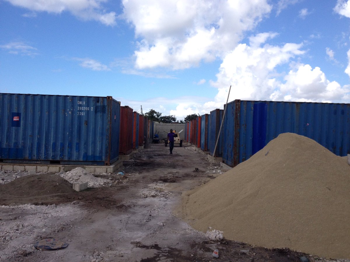 ConstsFF's tweet image. Proceso constructivo de viviendas económicas hechas con furgones. #Construccion #Viviendas #IngenieriaCivil