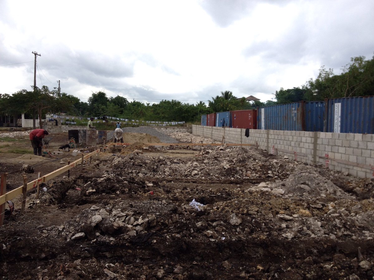 ConstsFF's tweet image. Proceso constructivo de viviendas económicas hechas con furgones. #Construccion #Viviendas #IngenieriaCivil