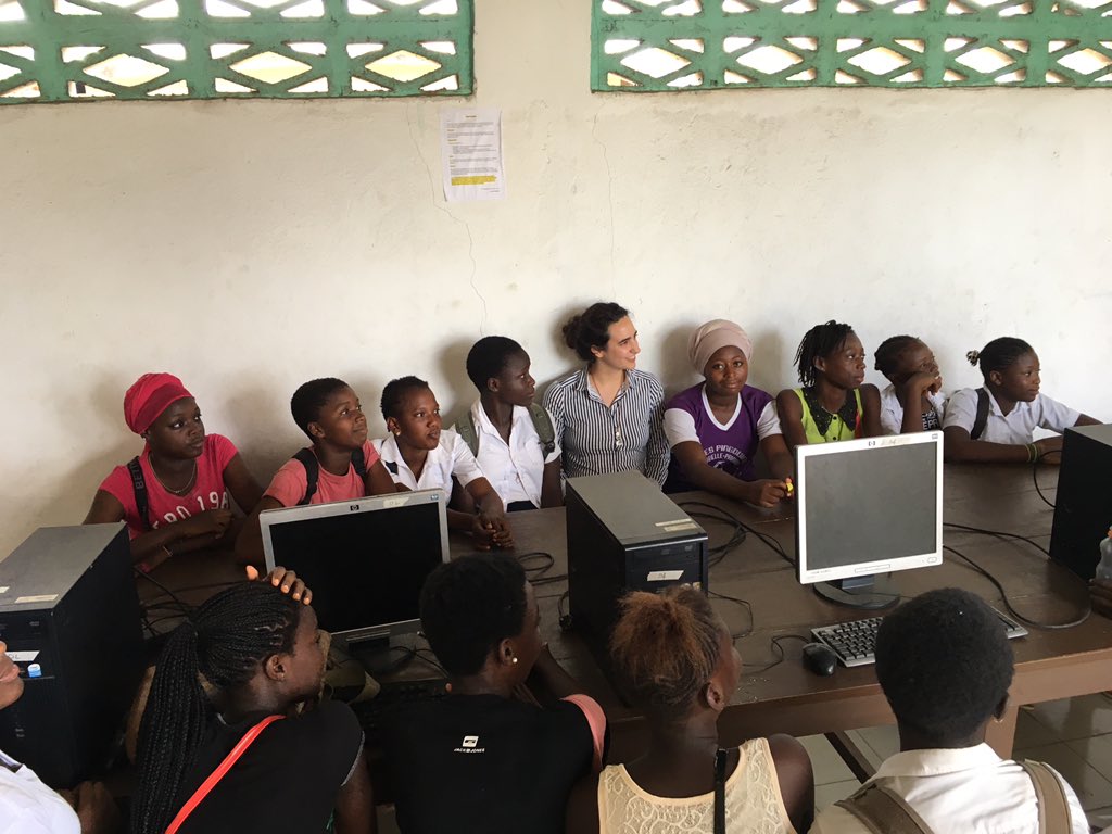 Des filles ! Que des filles au Baby Lab d'Abobo #jamaissanselles l'exemplarité des #quartierspopulaires #civtech #afrique #cotedivoire