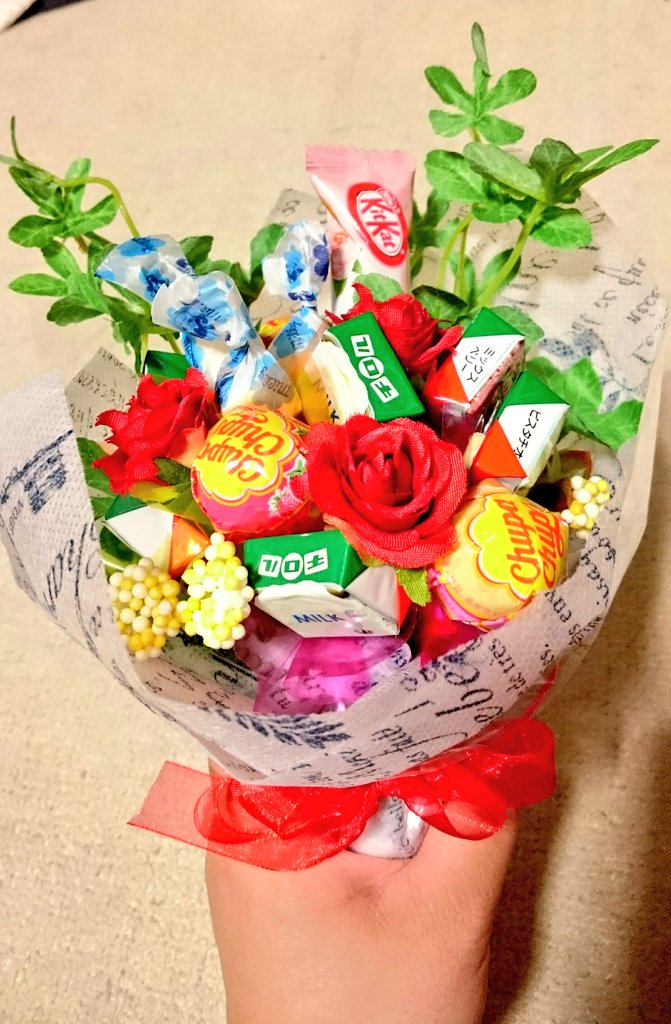 あや丸 على تويتر 100均で買った材料じゃ コンビニお菓子を竹串にくっつけたら フィルムおりがみ を巻いて 全部作ったら輪ゴムで止めて 造花を刺す そして外側に不織布とフィルムを巻いて完成なのじゃ ｰ ｰ お菓子ブーケ キャンディブーケ ラッピング