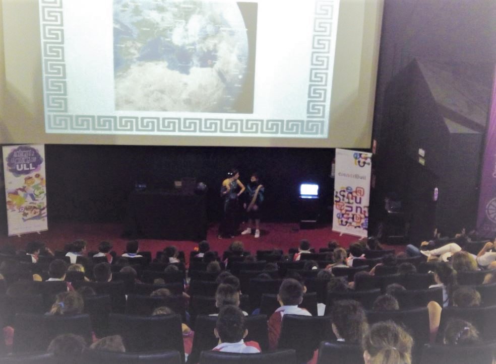 fg_ull's tweet photo. Estamos pasándolo genial en @aguerecultural con grupos de jóvenes en la 2ª #MuestraDocumentalCientífico #cienciaULL #LaCienciaMola 🎥🎞️🎥🎞️ https://t.co/p8lVOqhJiX