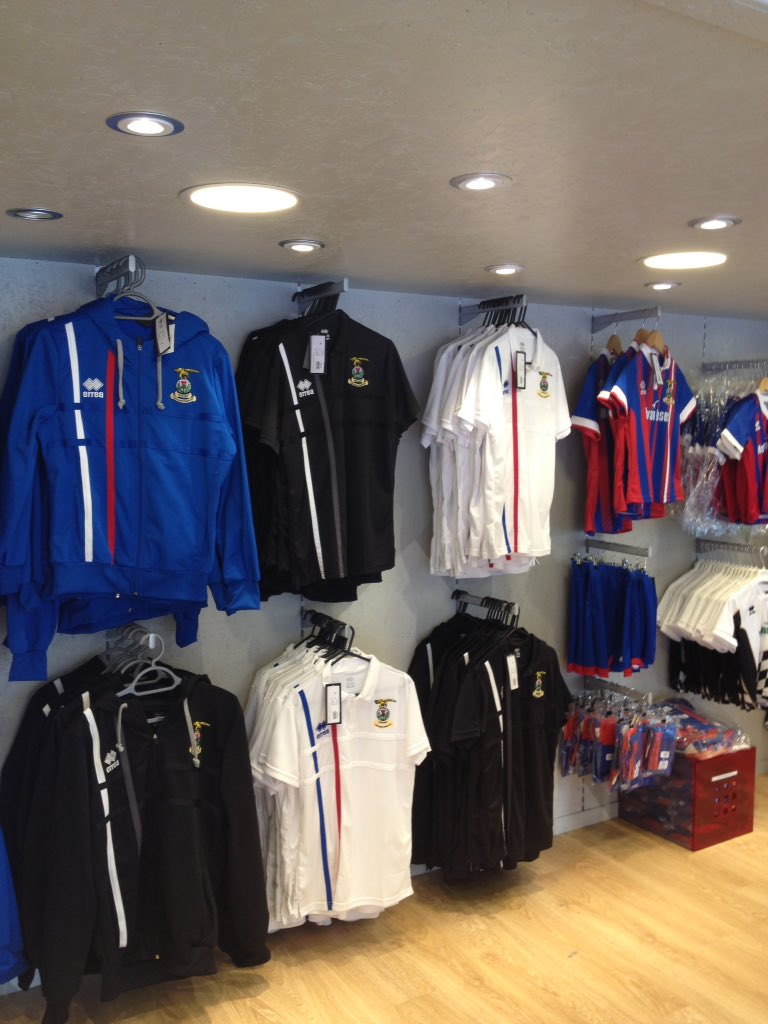 Good to catch-up with Iain <a href="/ICTFC/">Inverness Caledonian Thistle FC</a> &amp; see him in full sales mode with the new kits going on sale at the stadium today bit.ly/2rTaRhw
