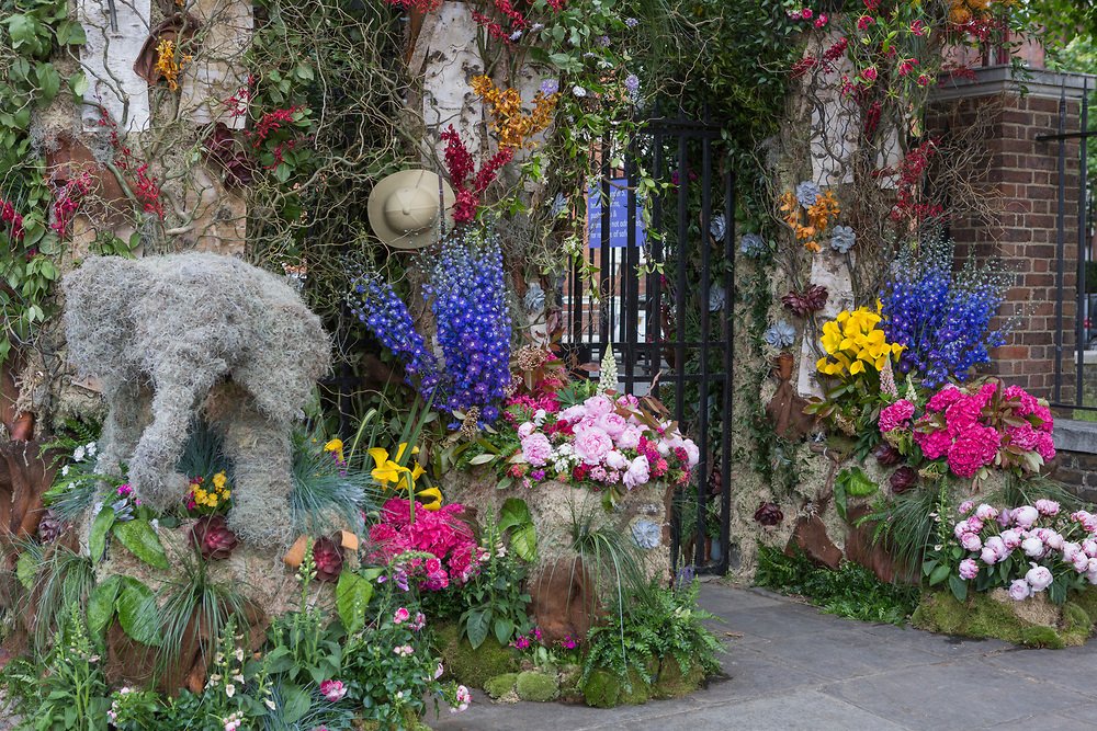 If you're visiting #RHSChelsea this week, check out the amazing floral arch at London Gate - the perfect entrance to the show!