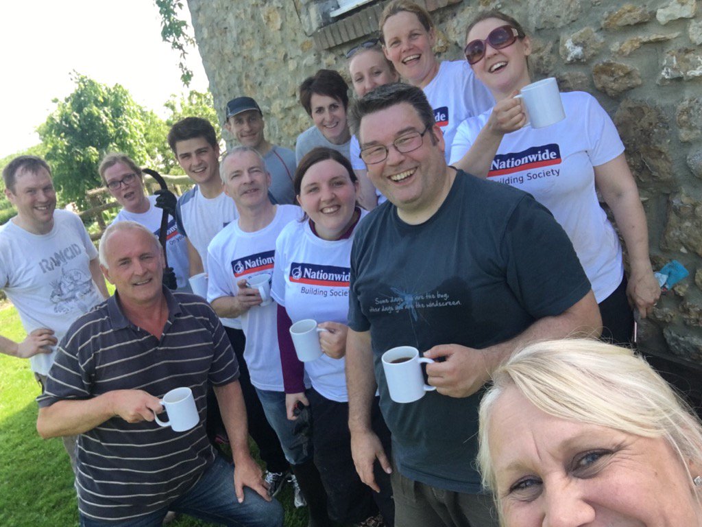 DawnoDavis's tweet photo. Well earned tea break - tough stuff this manual Farm labour! @NBSemployees @ShottChris https://t.co/Hg0dJ0ZNfZ