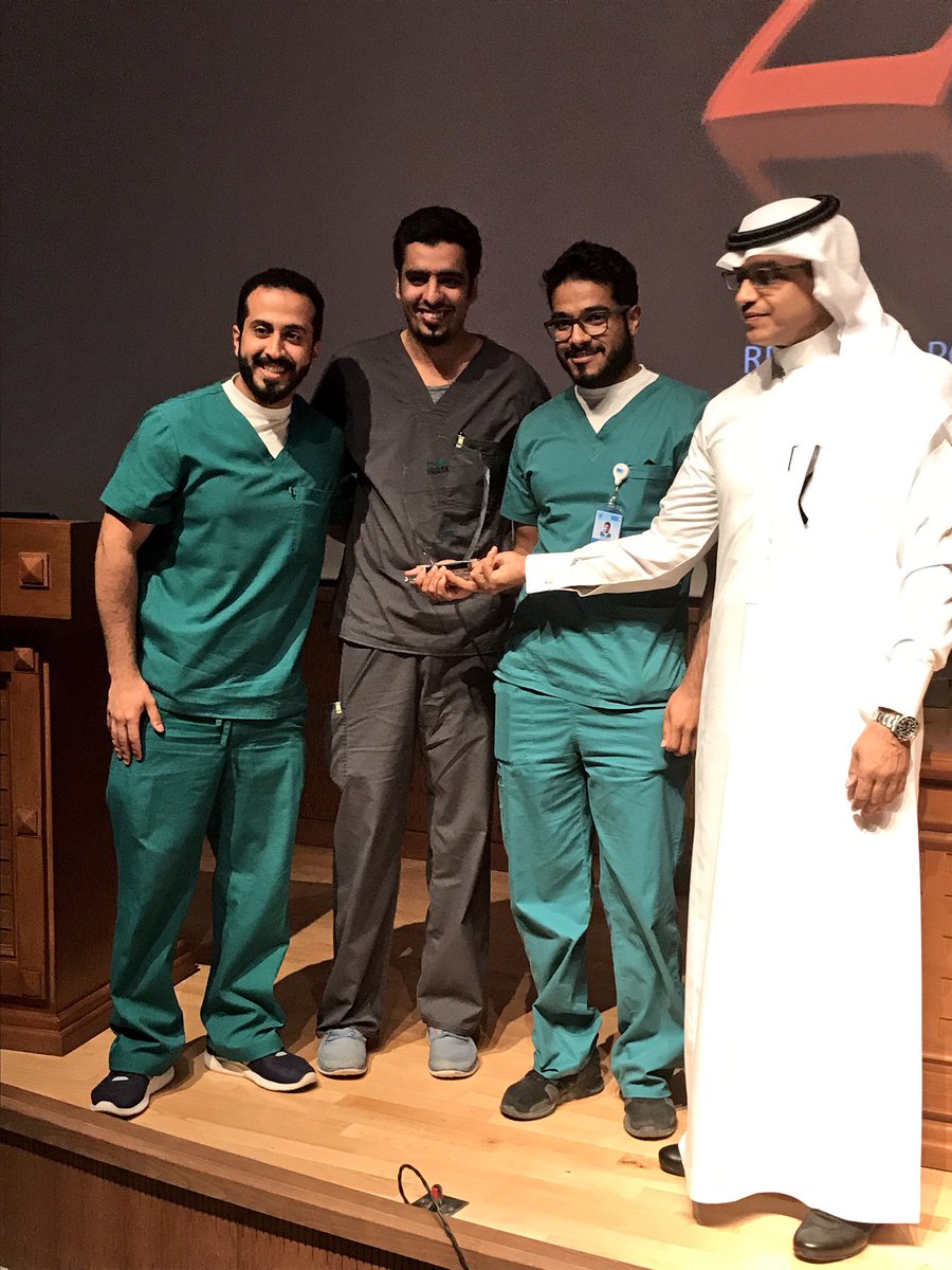 ksudental's tweet photo. جانب من تكريم البحوث والملصقات العلمية الفائزة بجوائز ملتقى #IRAM2017 السنوي. 
#كلية_طب_الأسنان 
#جامعة_الملك_سعود https://t.co/r9utugq4j0