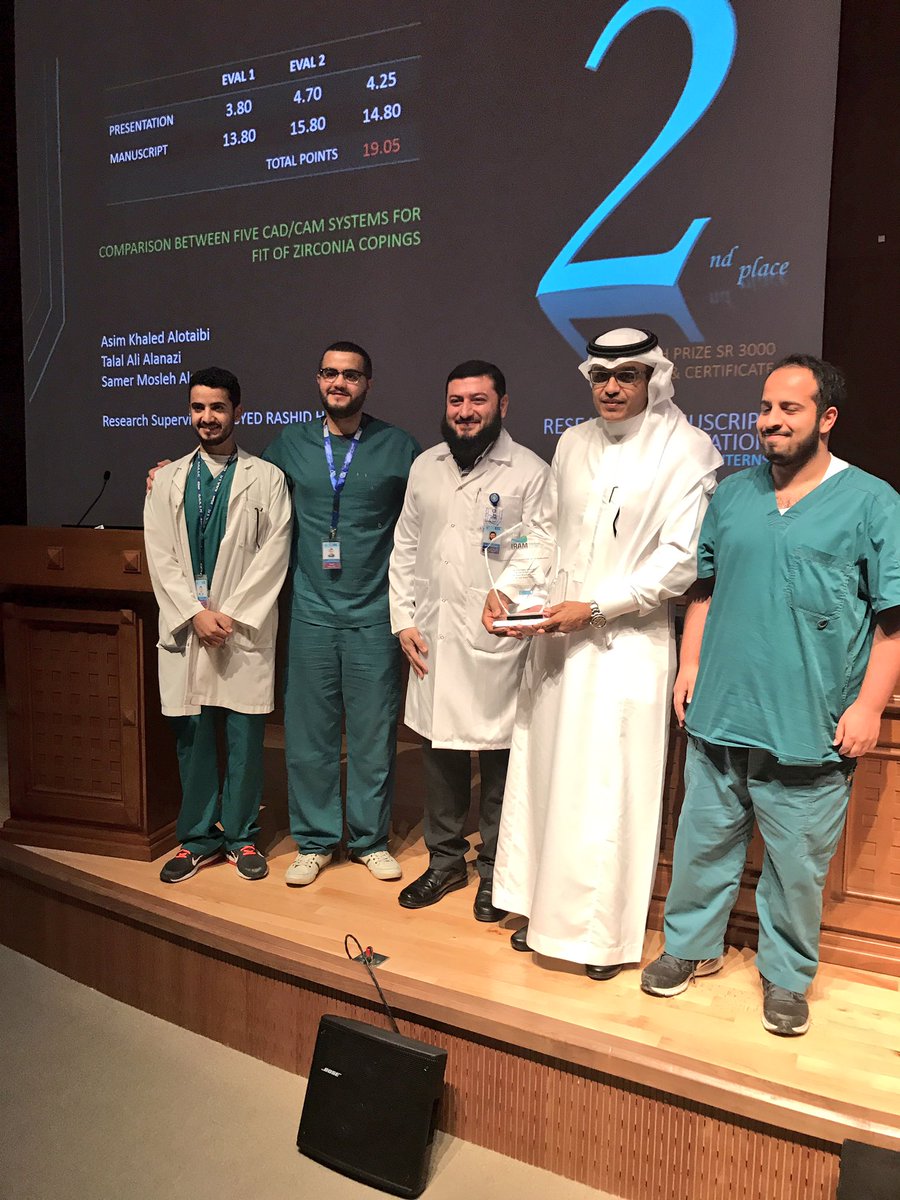 ksudental's tweet photo. جانب من تكريم البحوث والملصقات العلمية الفائزة بجوائز ملتقى #IRAM2017 السنوي. 
#كلية_طب_الأسنان 
#جامعة_الملك_سعود https://t.co/r9utugq4j0