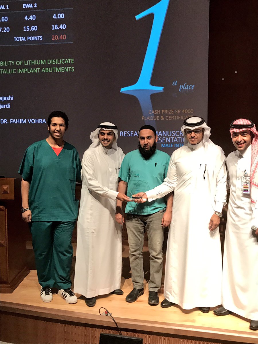 ksudental's tweet photo. جانب من تكريم البحوث والملصقات العلمية الفائزة بجوائز ملتقى #IRAM2017 السنوي. 
#كلية_طب_الأسنان 
#جامعة_الملك_سعود https://t.co/r9utugq4j0