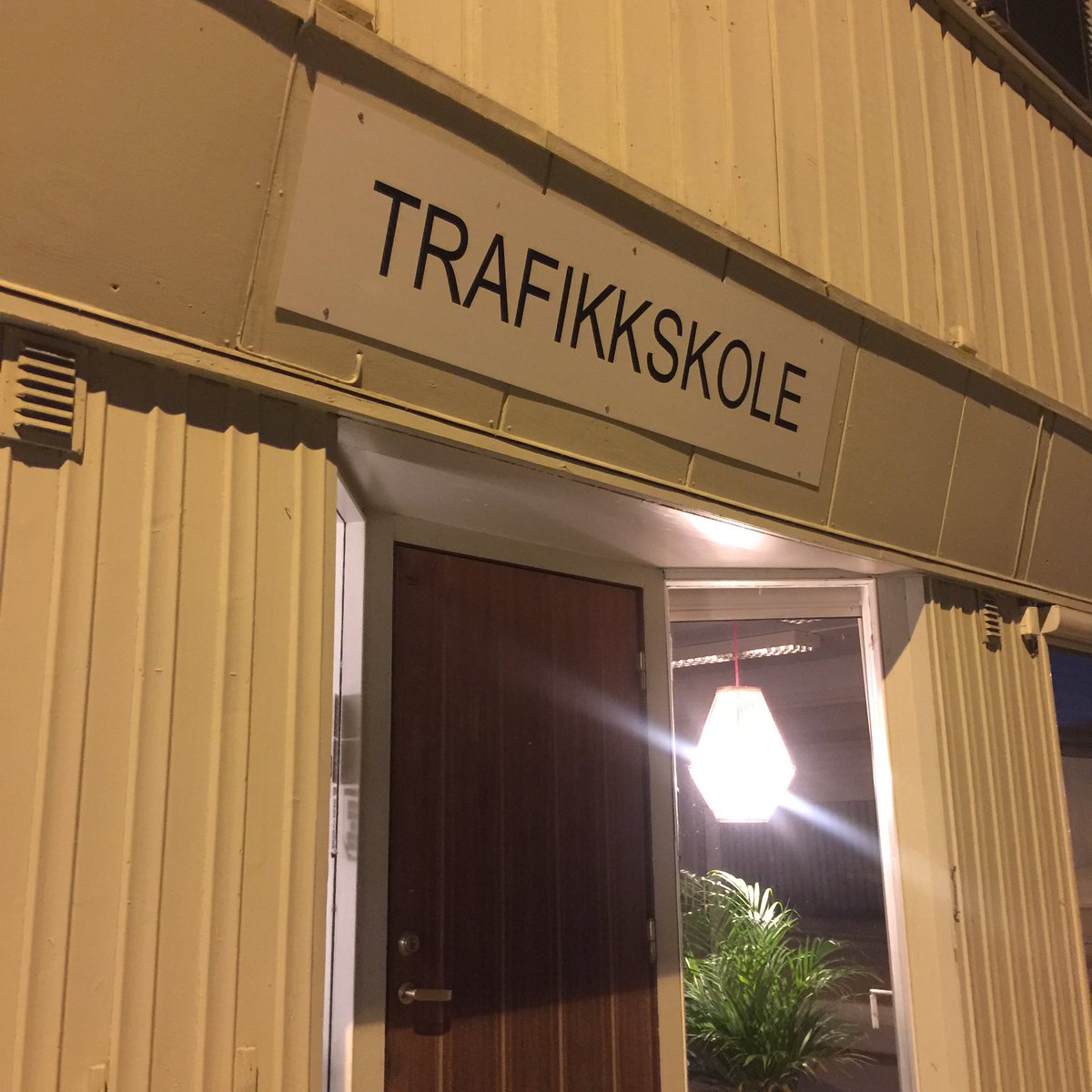 fuchsiablix's tweet photo. idé til navn på trafikkskole https://t.co/cyriw55KxY