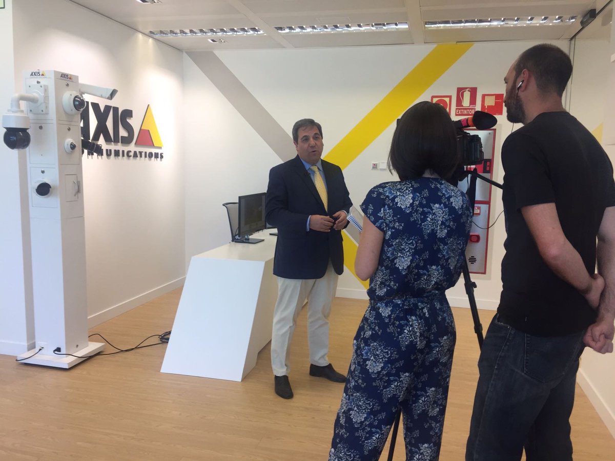 MariaS_Axis's tweet photo. Orgullosos de salir hoy en @sextaNoticias desde las oficinas de @Axis_Iberia, líderes del vídeo en red https://t.co/QG3KS8SSd5
