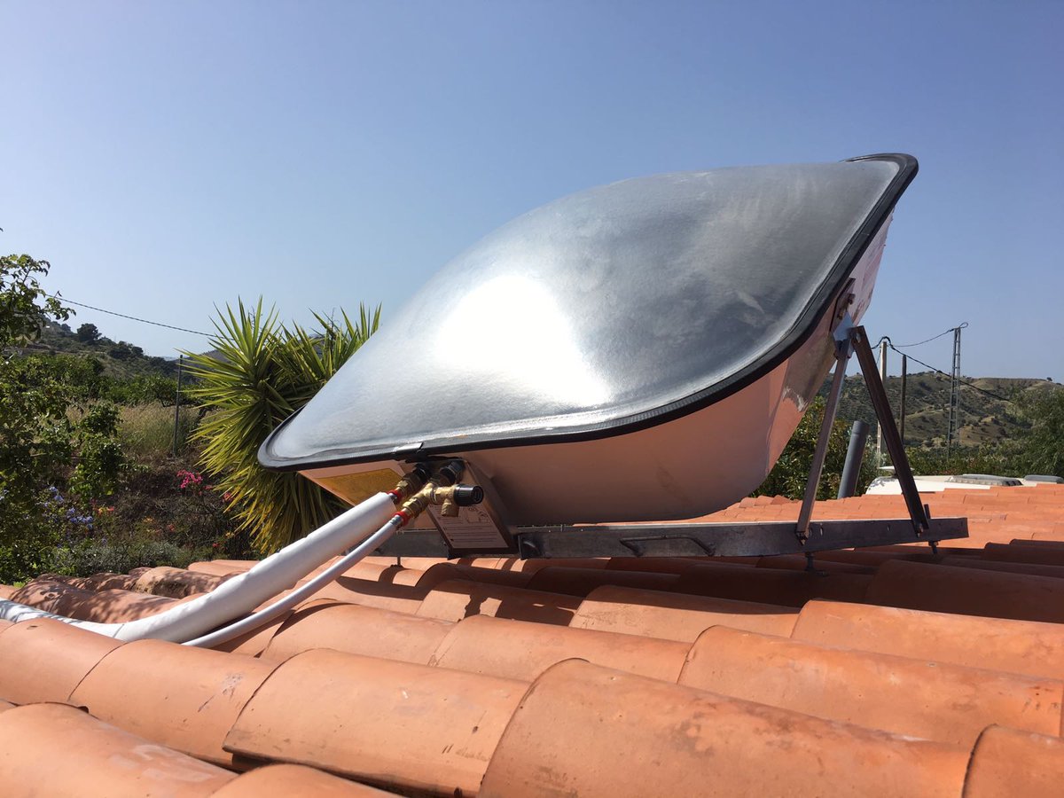 GierSolar's tweet photo. Instalación terminada. Perfecto para espacios reducidos #innovando #placasolar @energiasrenovables 😇 https://t.co/vZC6VggpN8