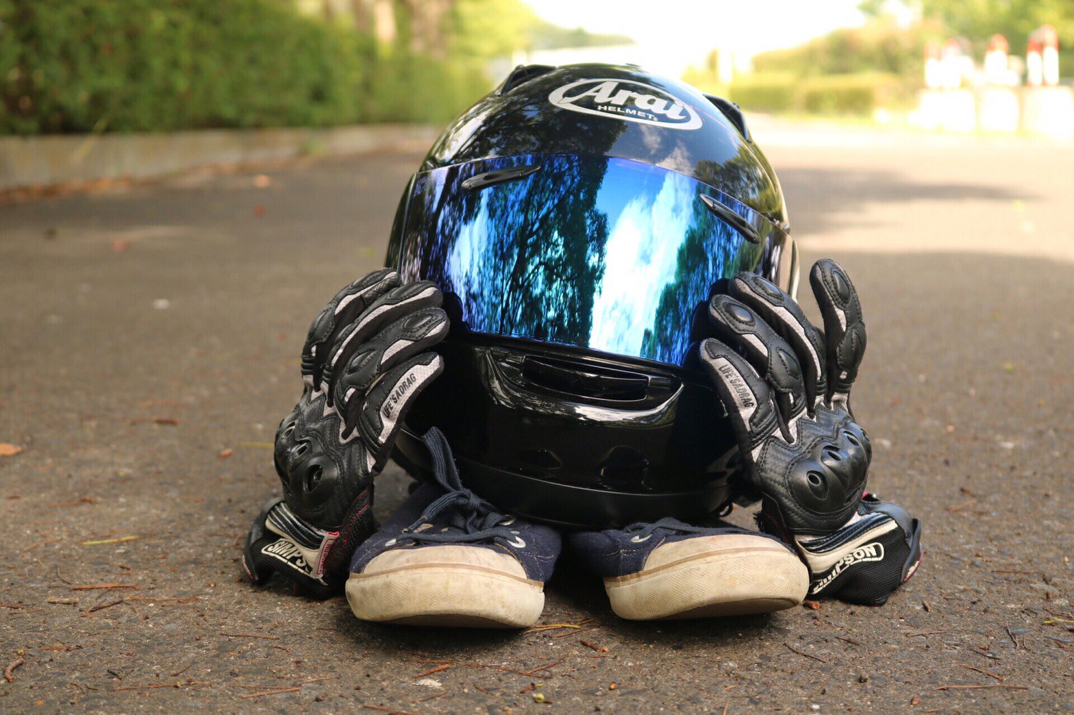 Twitter 上的 のりぴー 越谷レイクタウンでヘルメットが盗まれました アライのアストロiqでシールドは青のミラーシールド カワサキリバーマークの ステッカーが貼ってあります 見かけたら連絡お願いします T Co Fkv59osyvp Twitter