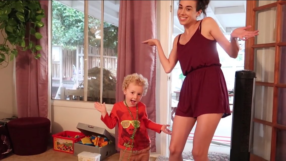 PsychoBall123's tweet photo. 8 months ago you went to Chris' house when Jess found out she was pregnant, and you are wearing the same clothes yesterday to meet Duncan! https://t.co/7yzOCfMS8s