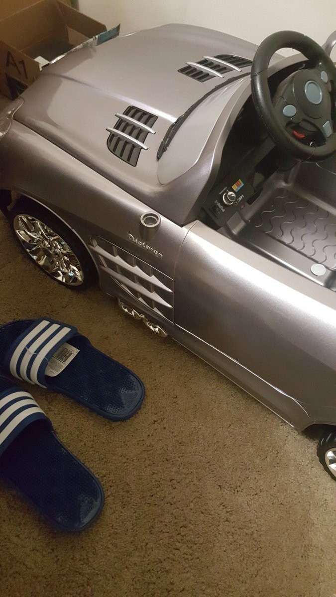 kennagq's tweet photo. Vandals have stolen his side mirror. We must get to the bottom of this. I told him not to park outside
#CarOwnerProblems. https://t.co/s96A68qx8F