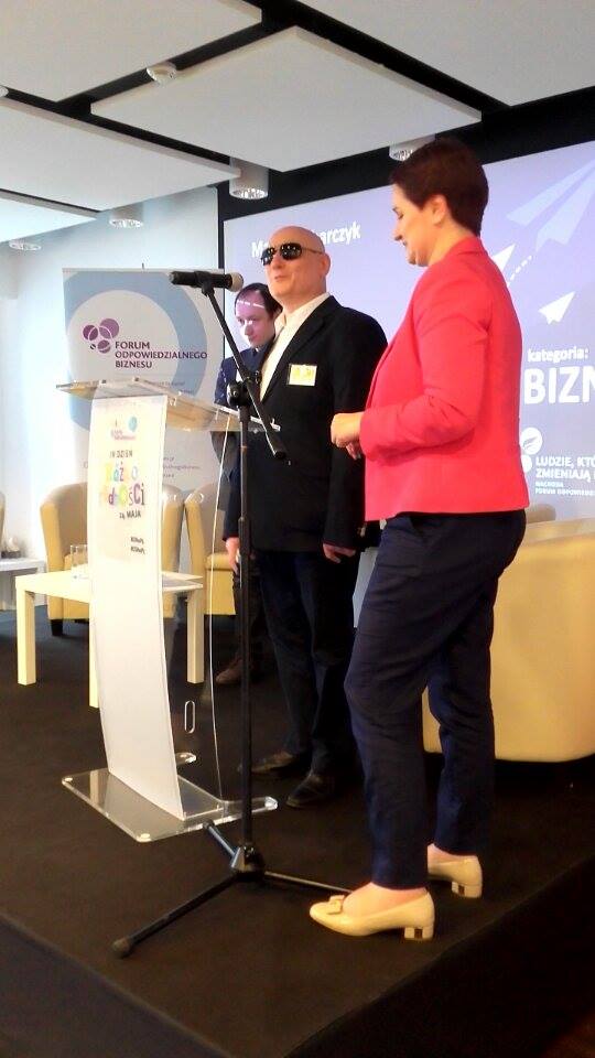 FOB_Poland's tweet photo. Marek Kalbarczyk to kolejny Człowiek, który zmienia biznes z nagrodą od Forum Odpowiedzialnego Biznesu! Gratulujemy! #CSRwPL #DRwPL #Altix https://t.co/y9vMfU76AU